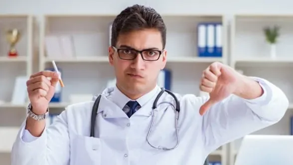 Doctor advising against smoking